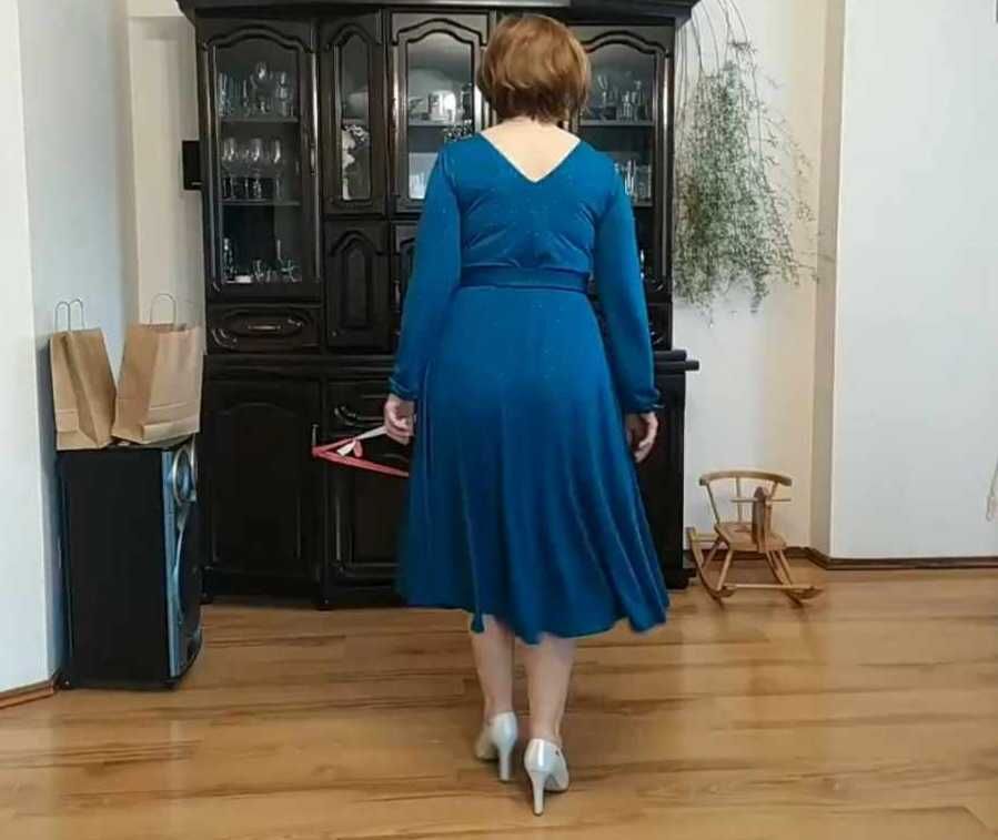 Brokatowa niebieska sukienka