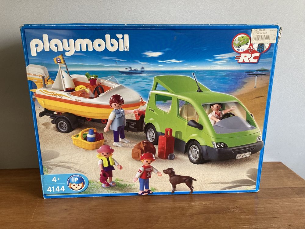 PLAYMOBIL 4144 - rodzinne auto z motorówką na przyczepie