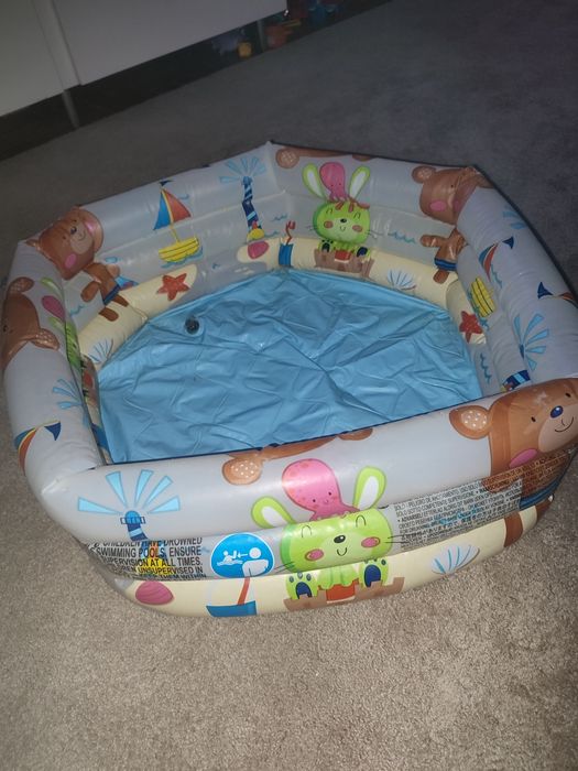 Piscina e boia de 1-2 anos