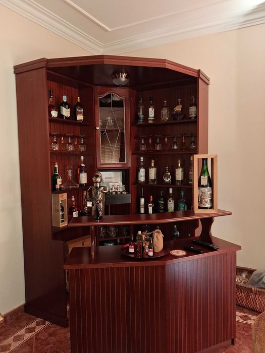 Bar de sala sem garrafas