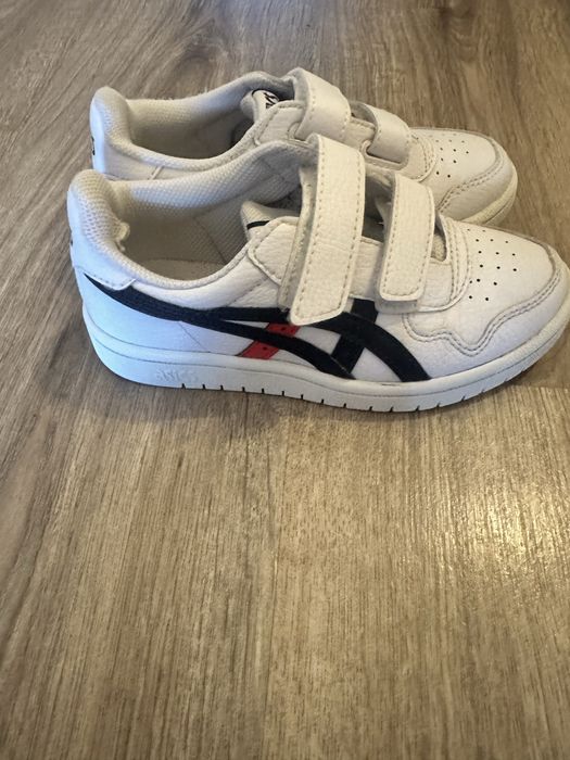 Sapatilhas de menino usadas em bom estado