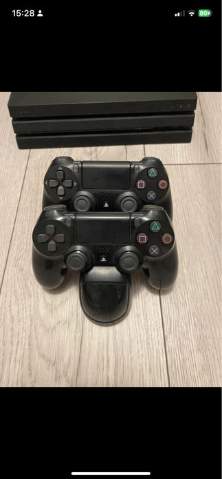 Ps4 pro z kablami , grami i stacja dokujaca