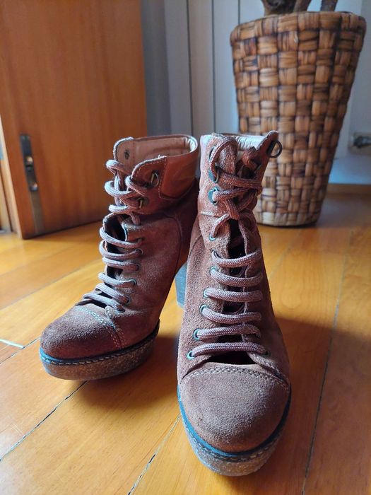 Botins castanhos de salto alto
