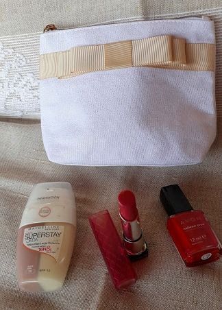 Conjunto de 3 produtos de maquilhagem e necessaire