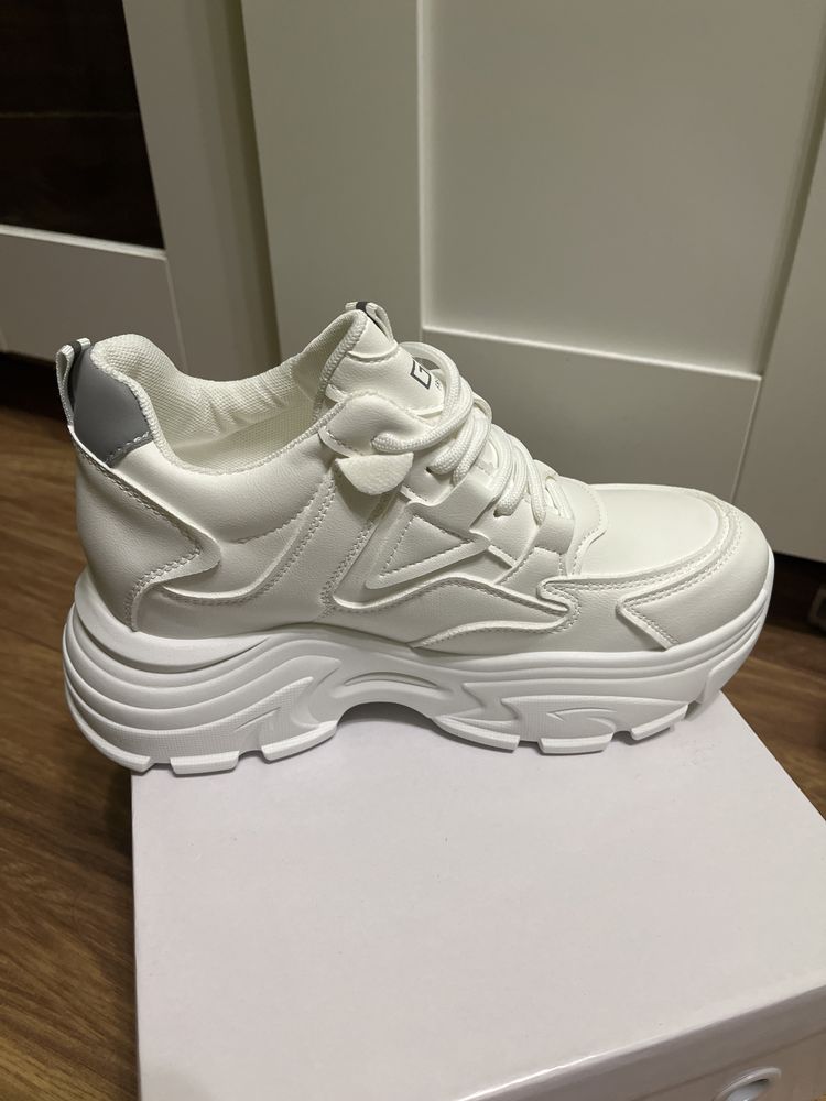 Białe buty sneakersy