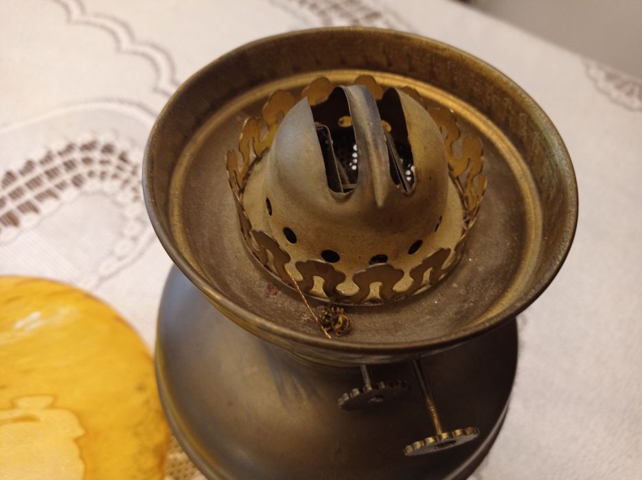 Mosiężna lampa naftowa