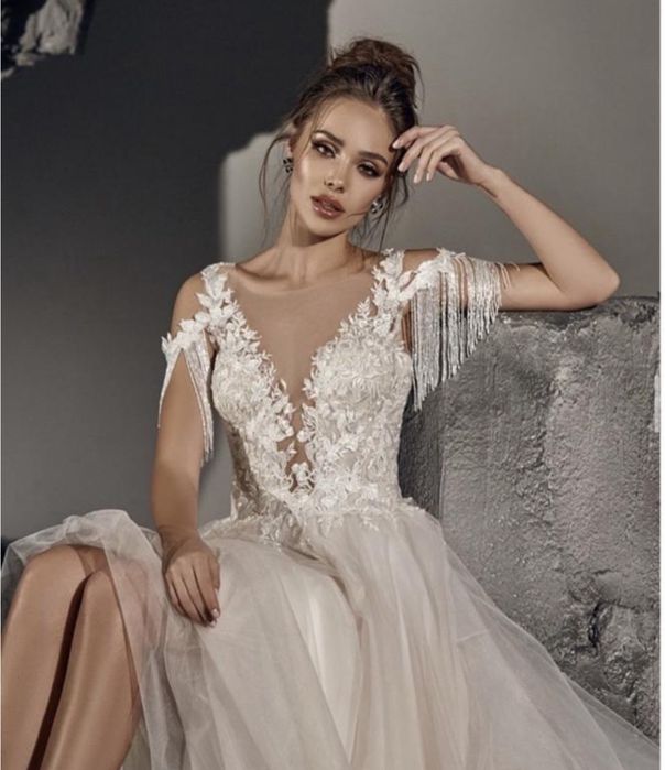 Весільна сукня(підʼюбнік, фата, прикраси для машини) все в цій вартост