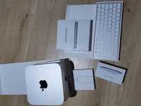Mini Mac komputer z dyskiem i klawiatura