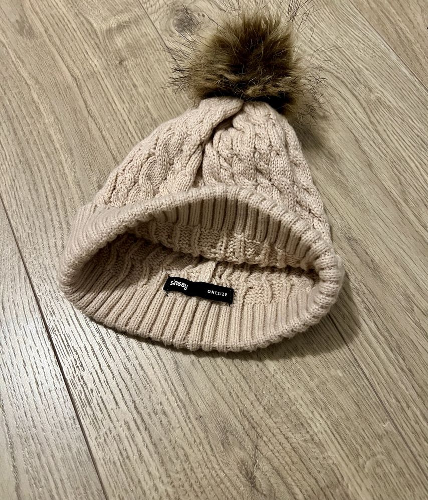 Zimowa czapka z futrzanym pomponem