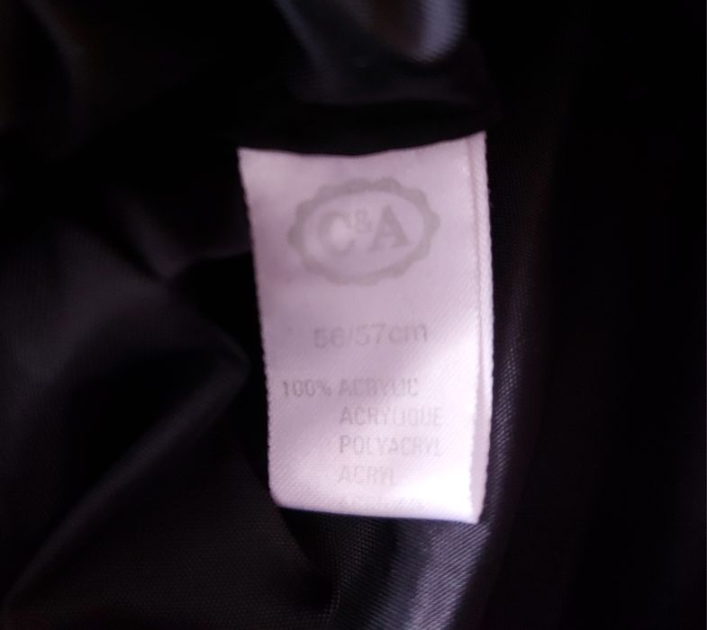 Ciepła,  czarna czapka ze sztucznego futerka