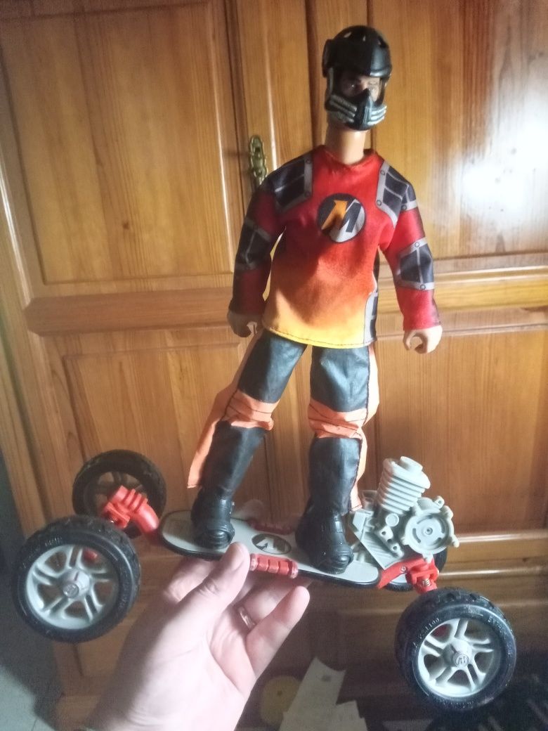 Dois Action Man Extreme skateboard e um Action Man de bicicleta BTT os