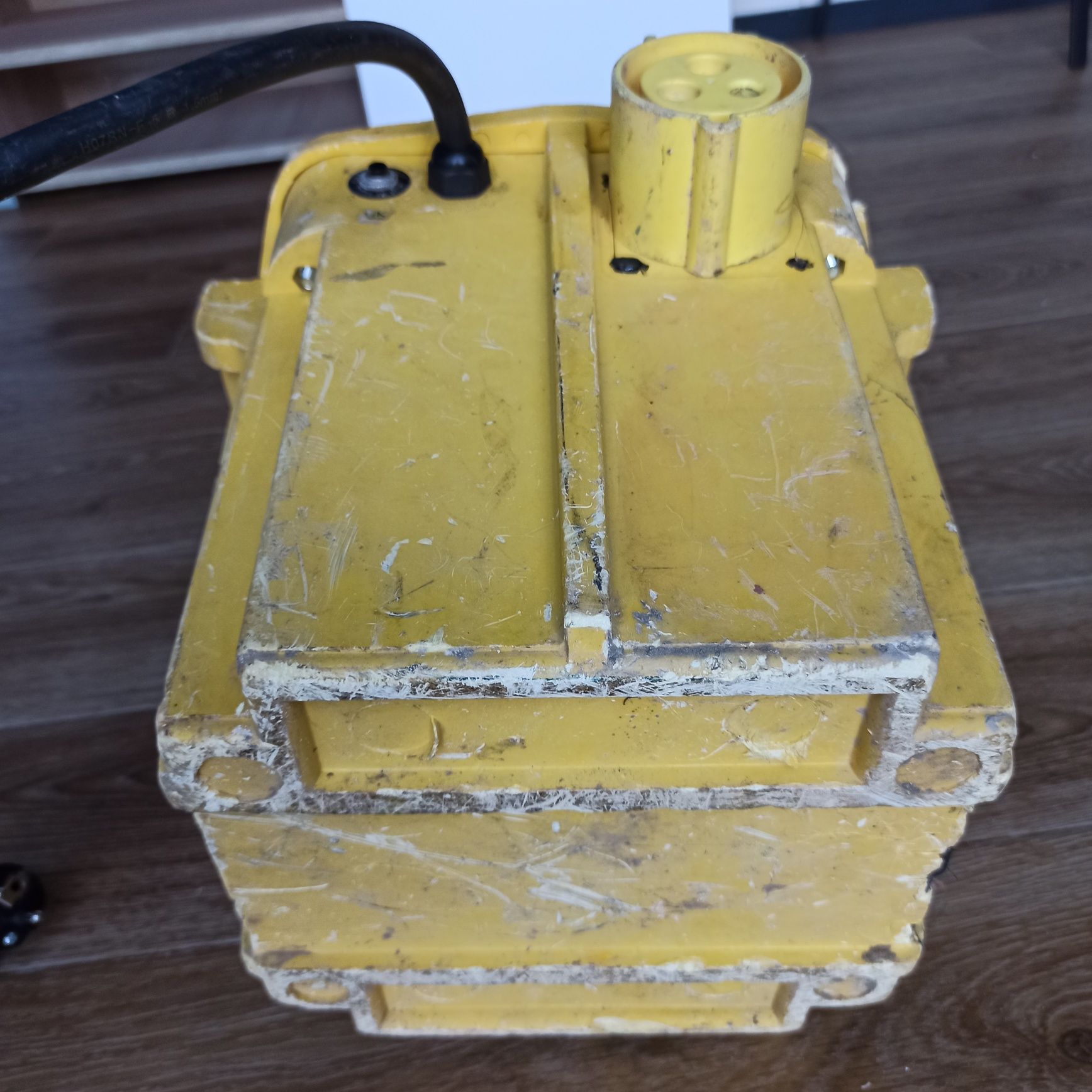Transformator 110V 5kVA z 230V na 110V Duży 2-a gniazda na 110V 5KVA