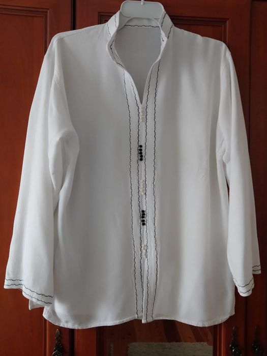 Biała koszula ze stójką i czarnym, ozdobnym ściegiem roz 46