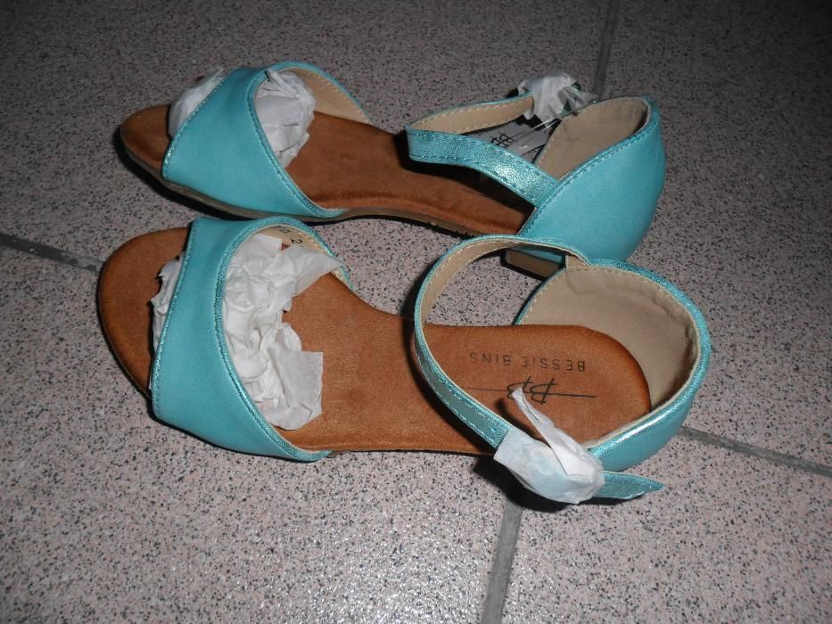 Sandálias menina novas