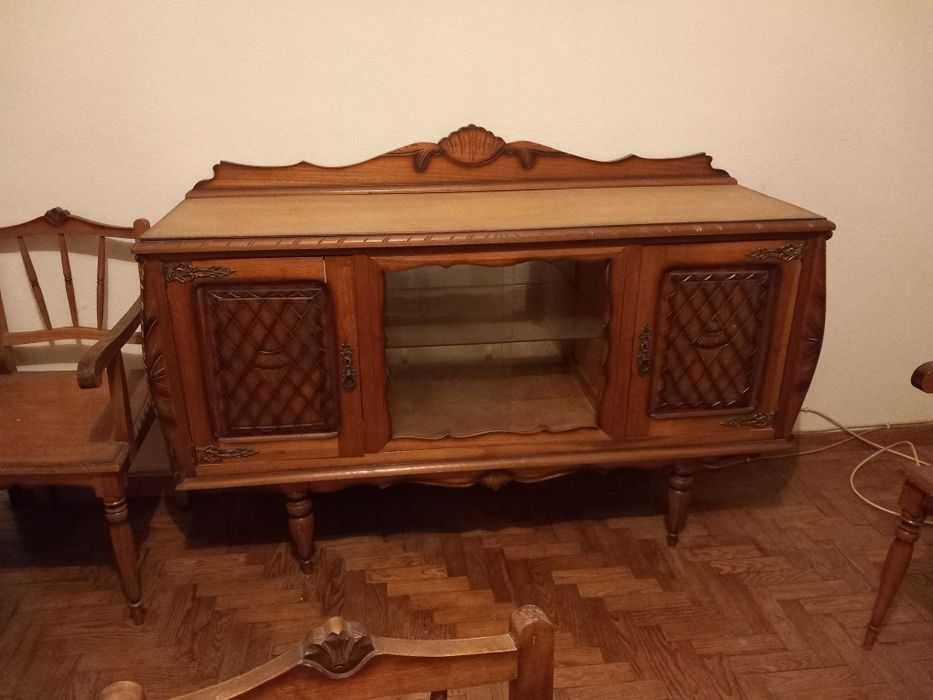 Aparador de madeira antigo