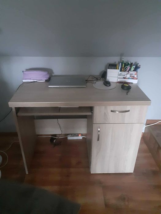 biurko w kolorze dąb sonoma