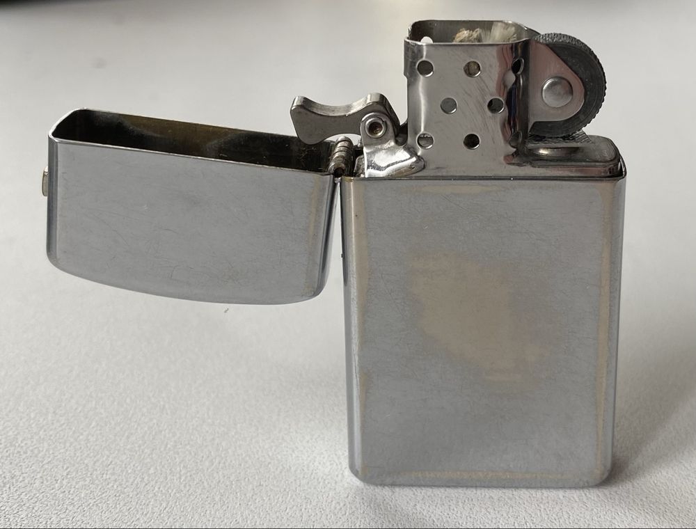 Зажигалка Zippo.