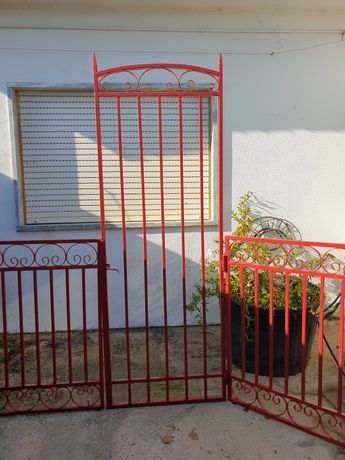 Decorativo conjunto de vedação e portão em ferro forjado e pintado