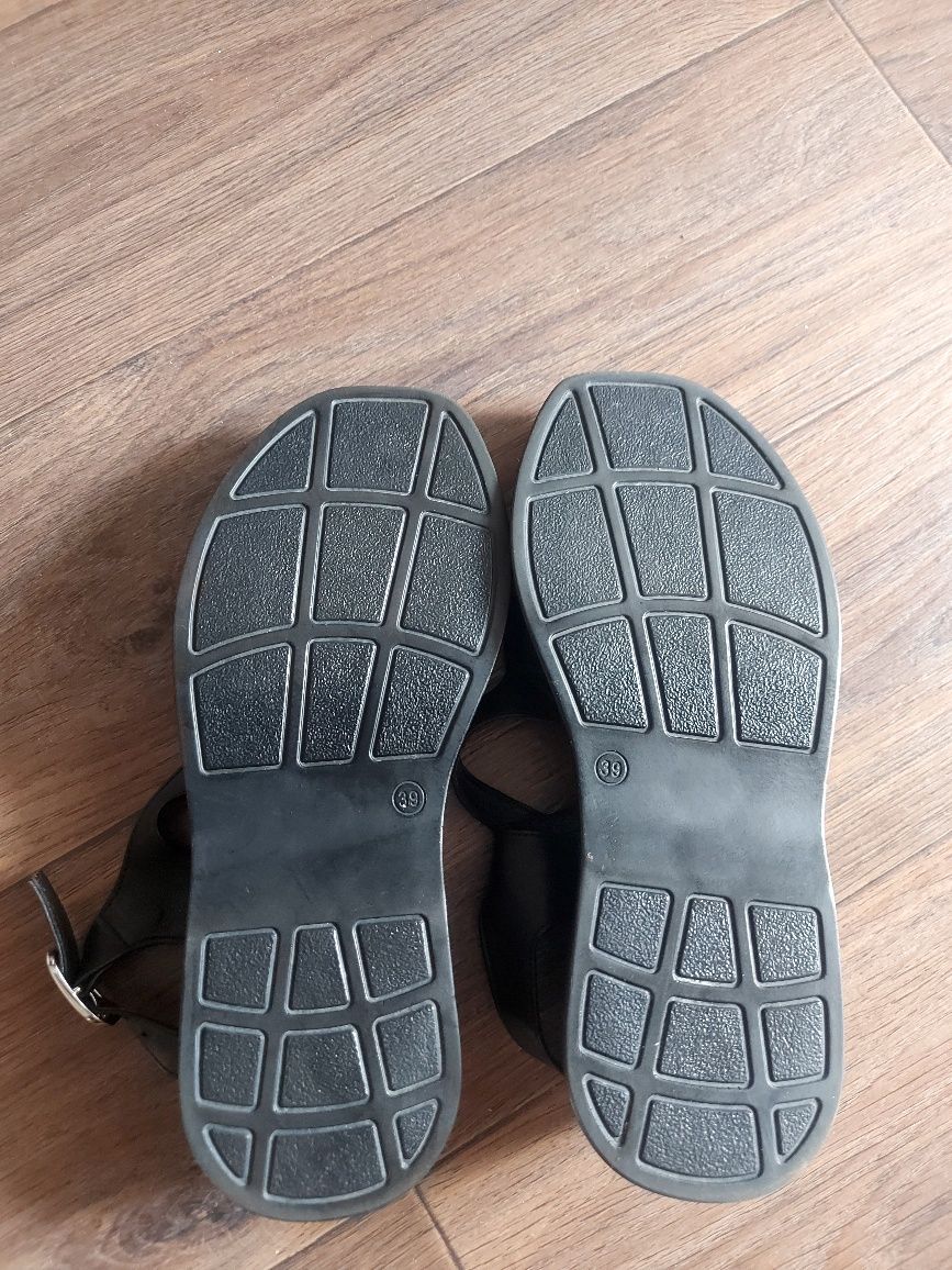 Продам кожанные босоножки