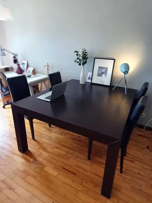 Quatro cadeiras mesa de sala