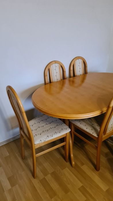 Stół rozkładany z krzesłami