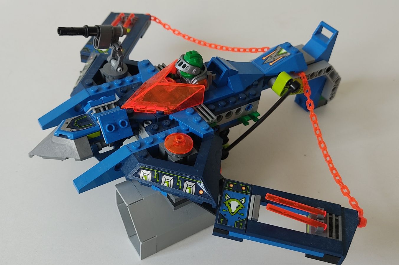 LEGO Nexo Knight 70320, Myśliwiec V2 Aarona.