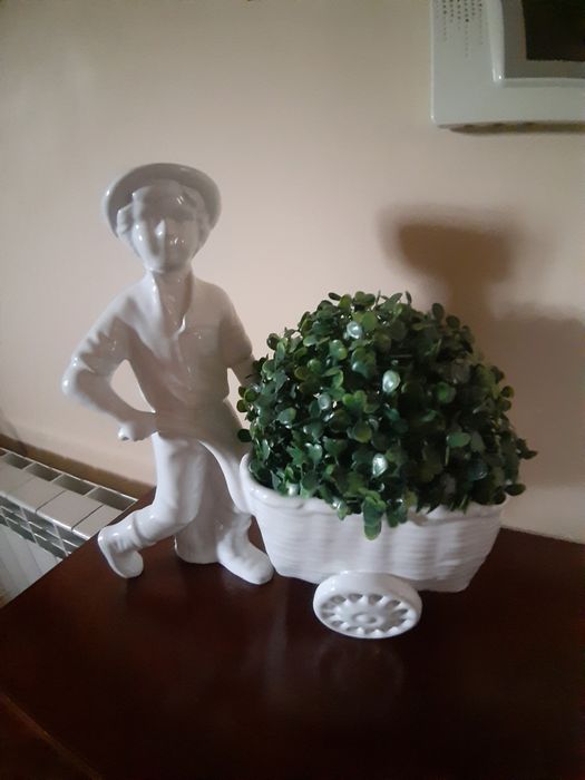Ozdobna figurka porcelanowa