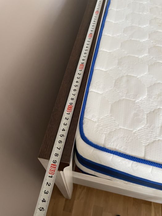 Ліжко двох спальне з матрацом та двома тумбочками