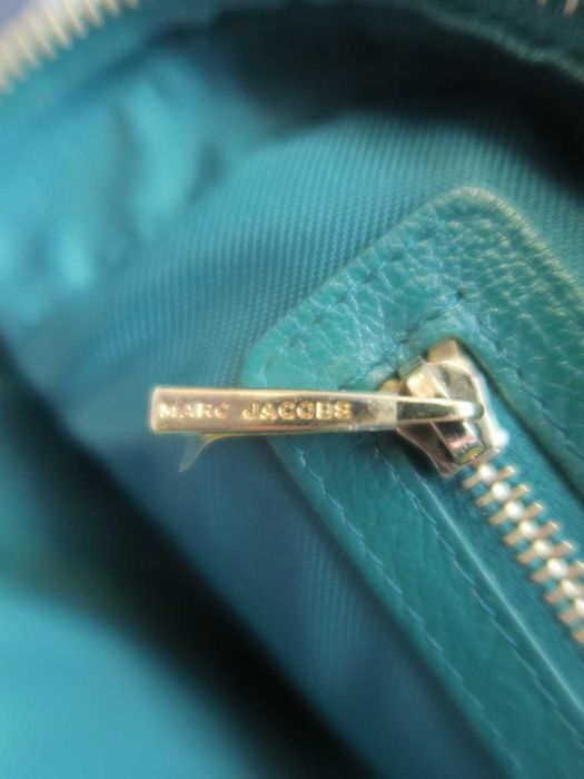 Marc Jacobs skórzana torebka z długim paskiem