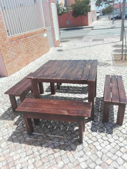 Conjuntos de mesas e bancos corridos.