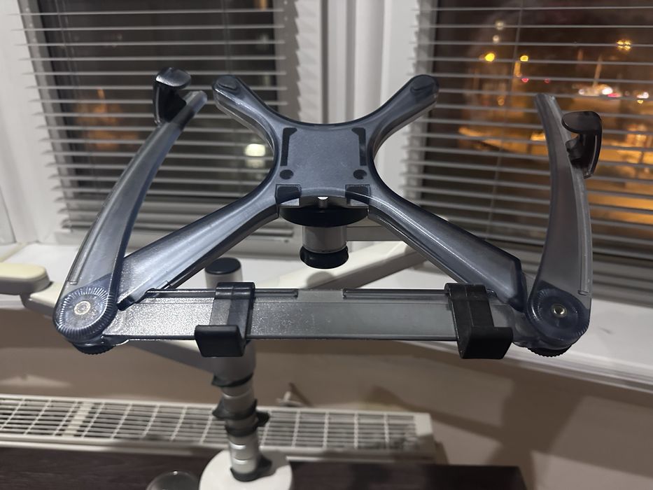 Кронштейн для монітора, з тримачем для ноутбука.