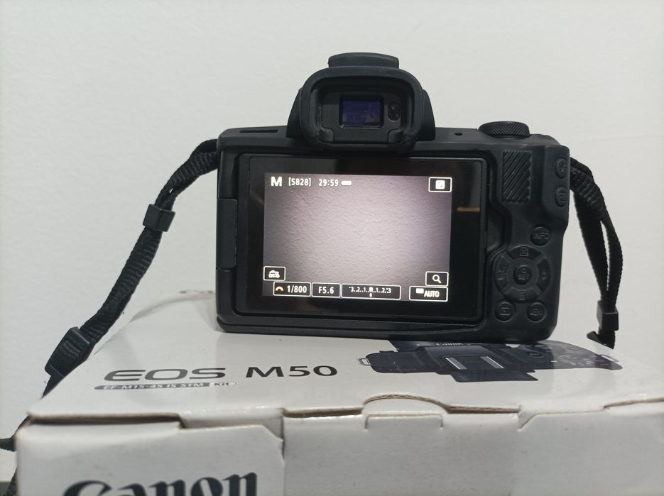 Canon M50 + lente 15-45 + adaptador EF M