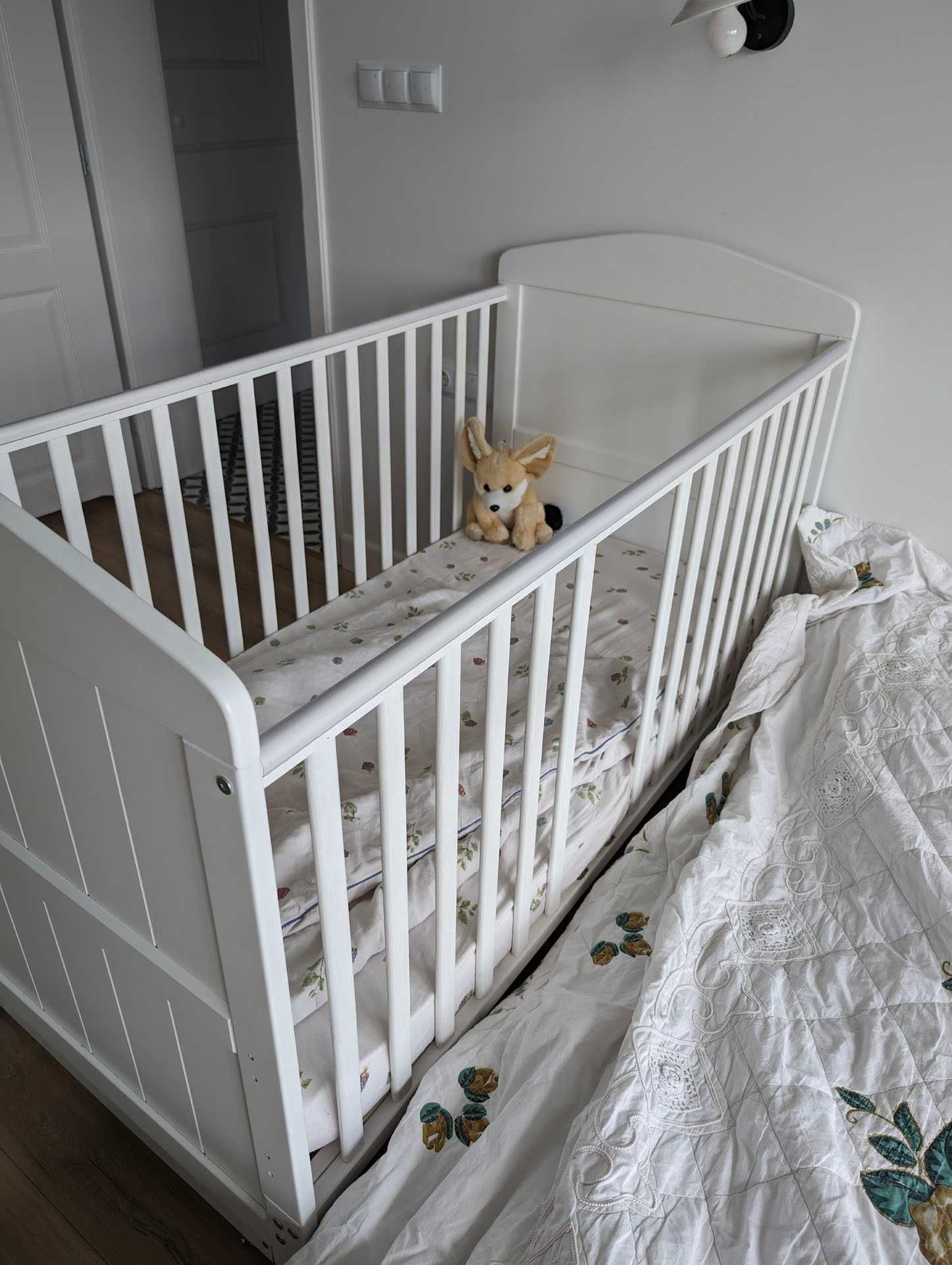Łóżeczko dziecięce Hampton Cot Bed 140x70 z materac Quality i szufladą