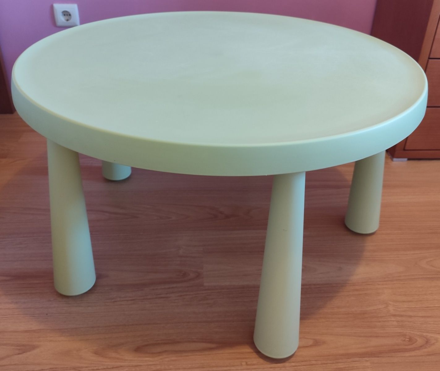 Mesa de criança em muito bom estado