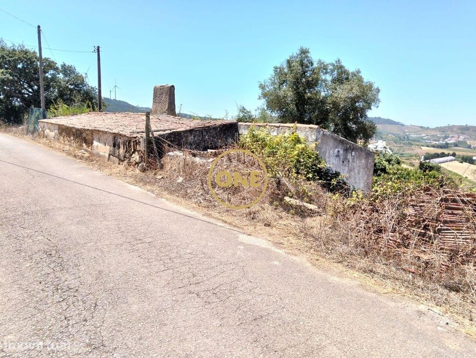 Terreno Misto com 6437 m2 e 170 m2 de área de implantação.