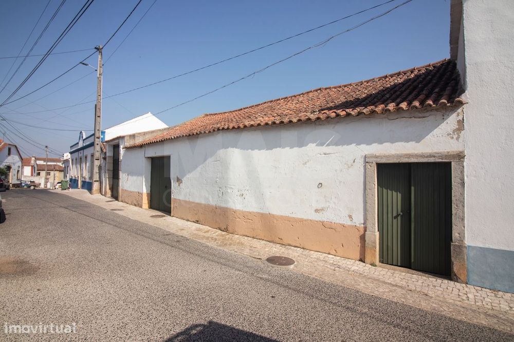 Adega/Armazém com 261 m² — Oportunidade Única na Aldeia Gavinha (A...