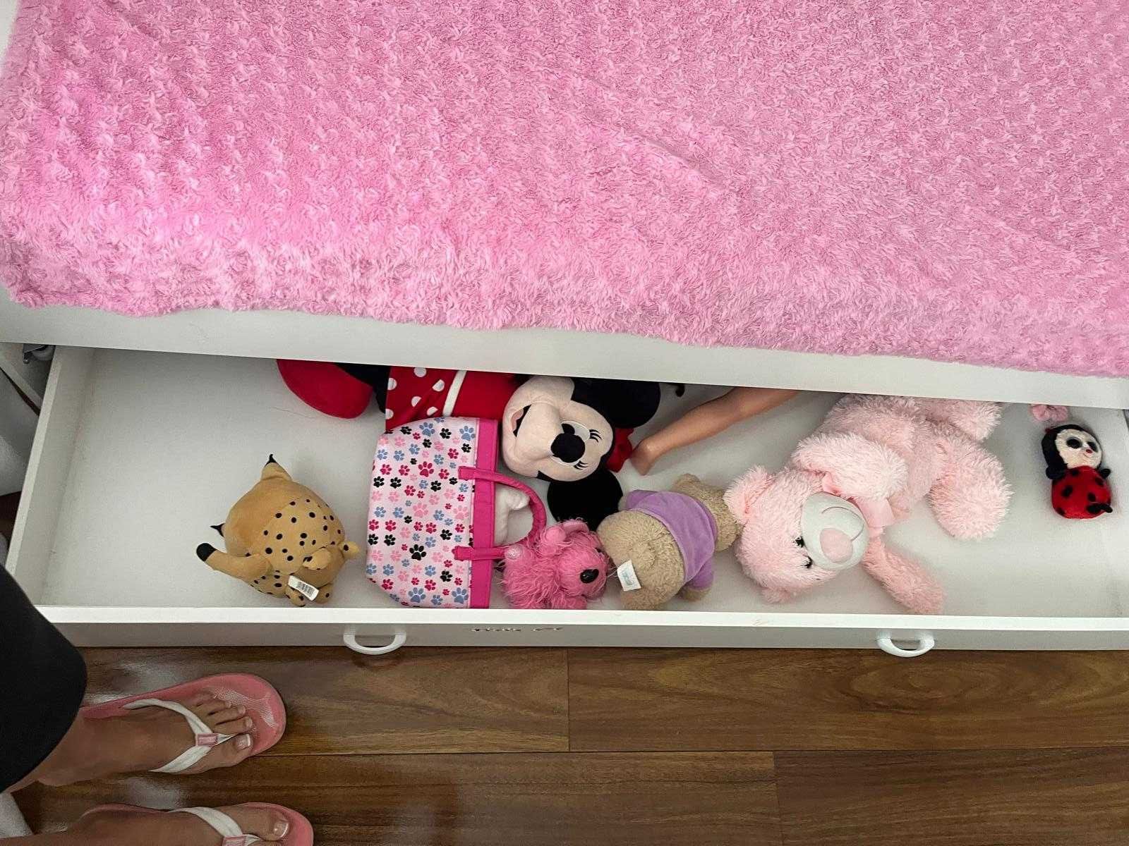 Białe łóżko marki Meblik z logiem Minnie Mouse