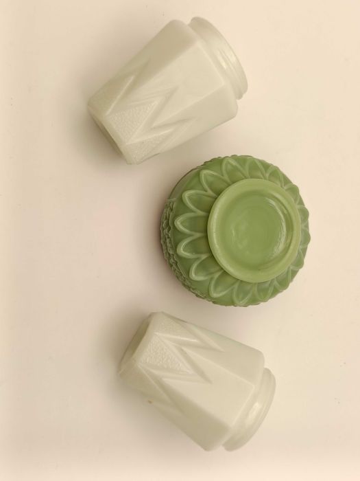 Caixas de creme antigas em vidro coalhado