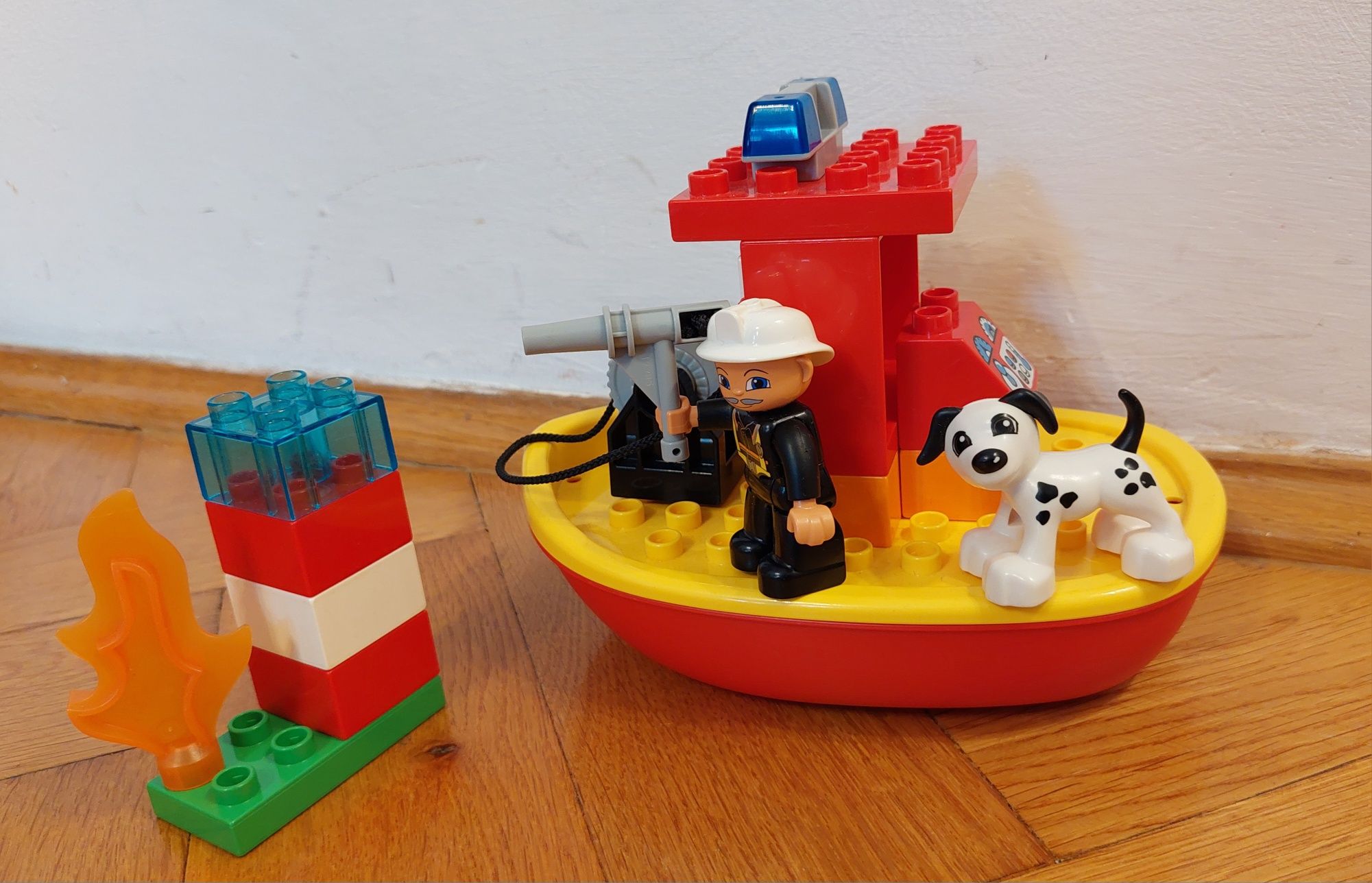 Klocki Lego Duplo łódź strażacka i na targu
