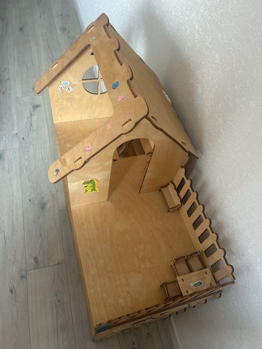 Продам великий ляльковий будинок з меблями