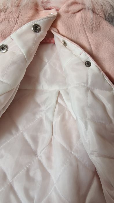 Płaszczyk  w kolorze jasnego różu z futerkiem rozmiar 68