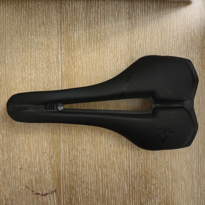 Siodełko szosal PRO Griffon Team, 143mm, podstawa i pręty karbonowe