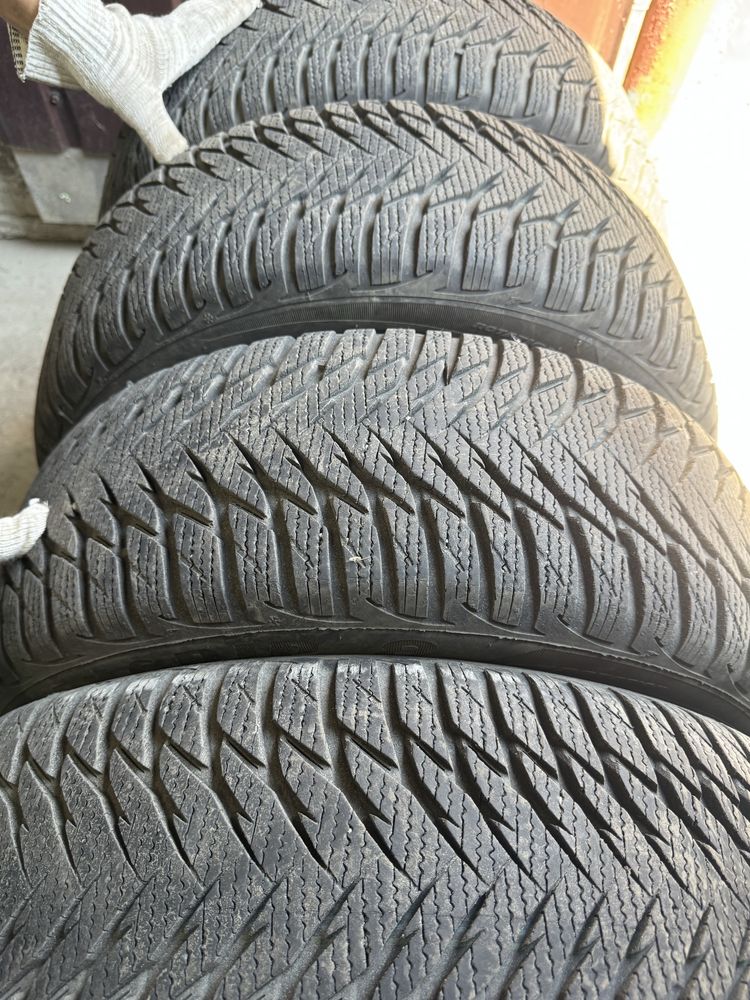 Продам комплект зимней резины Goodyear Ultragrip 8 205/55 R16