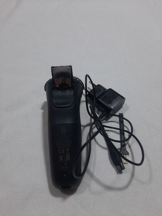 Máquina de barbear Philips com aparador de patilhas