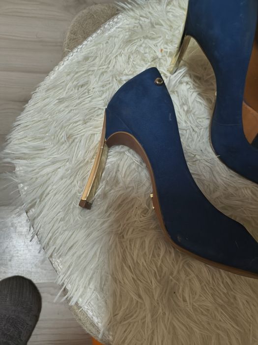 Szpilki kolor morski