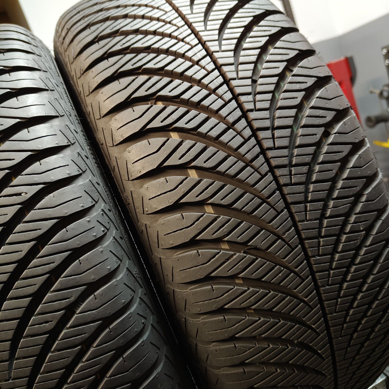215/55/17 Sprzedam komplet opon całorocznych Goodyear