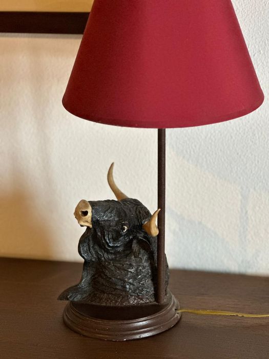 Candeeiro com touro bravo toiro