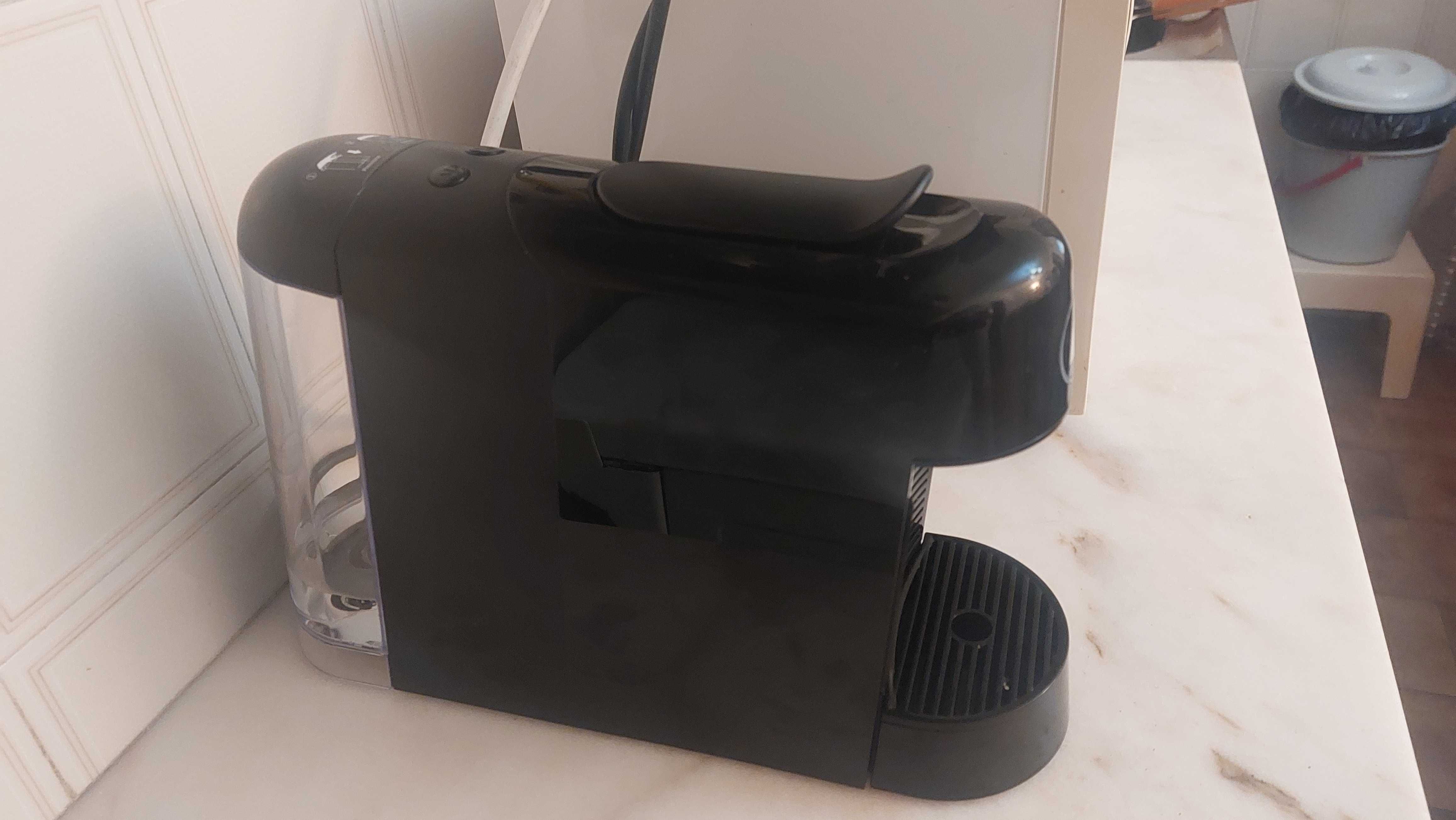 Máquina de café preta de cápsulas da marca Intermarche Por Si
