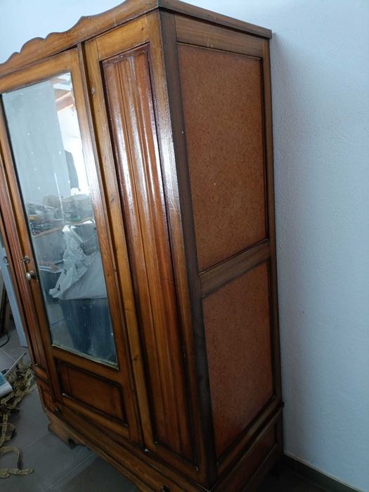 Vende- se Roupeiro antigo para desocupar