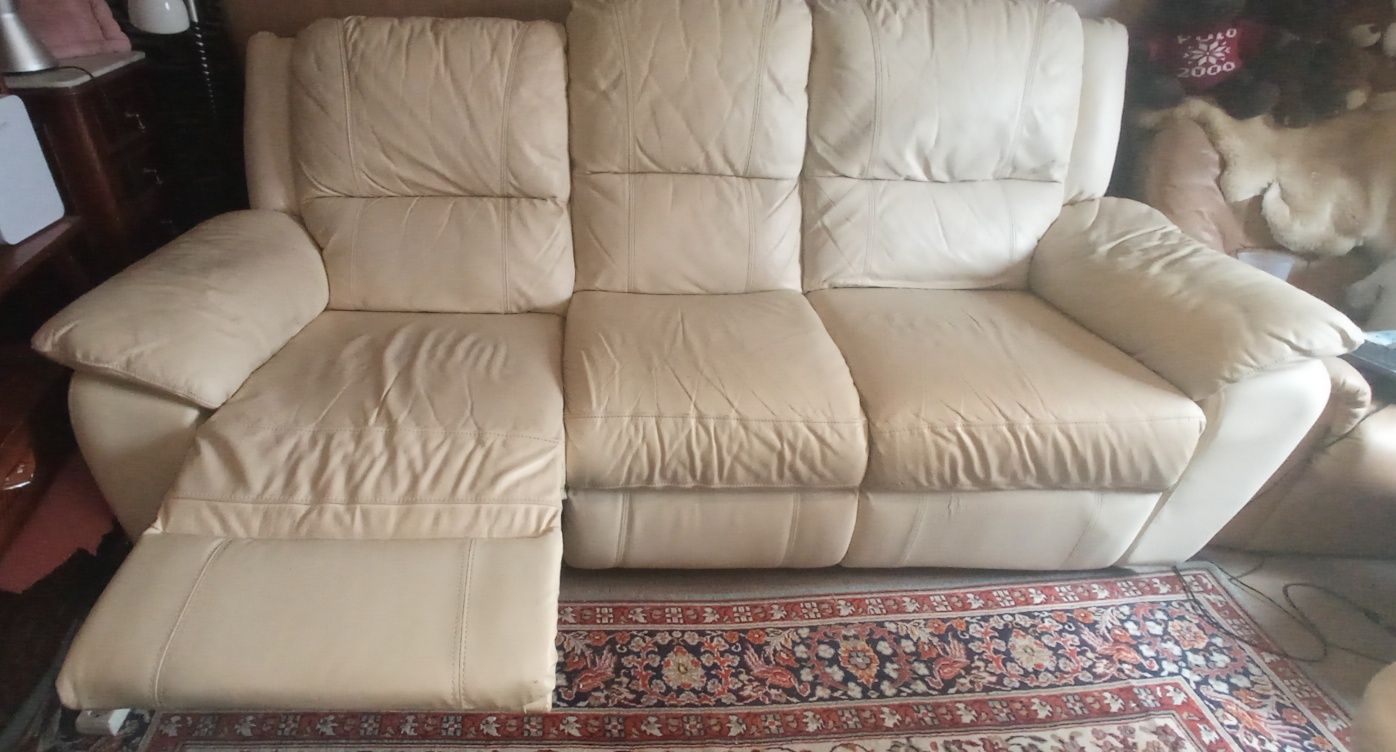 Sofá bege com chaise long em dois assentos